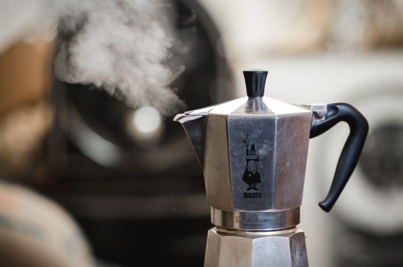 Espresso kocht im Espressokocher auf